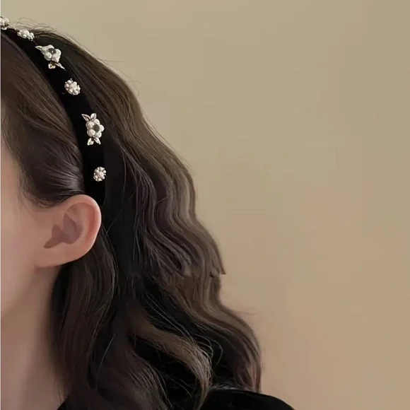 Black Gold Detailed Floral Headband - Picture 2 of 3